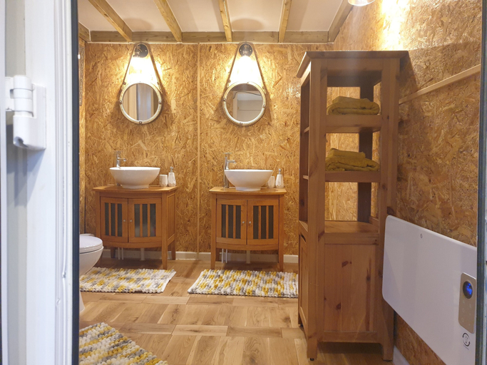 Bathroom, Riverside Cabin - Sleeps 2 - Hottub - Parking, Powys