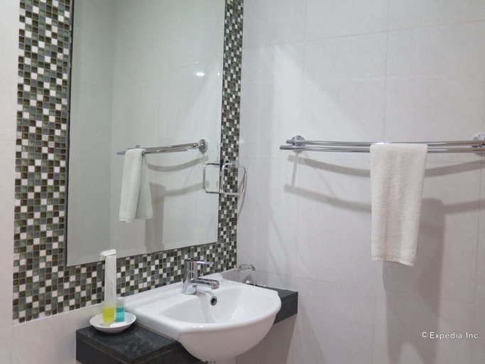 Bathroom 2, 717 Cesar Place Hotel, Tagbilaran City