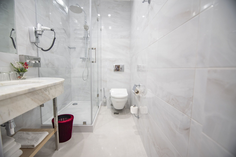 Bathroom 5, Swiss Hotel, L'vivs'ka