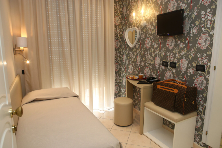 Bedroom 3, Hotel Piccinelli, Rimini