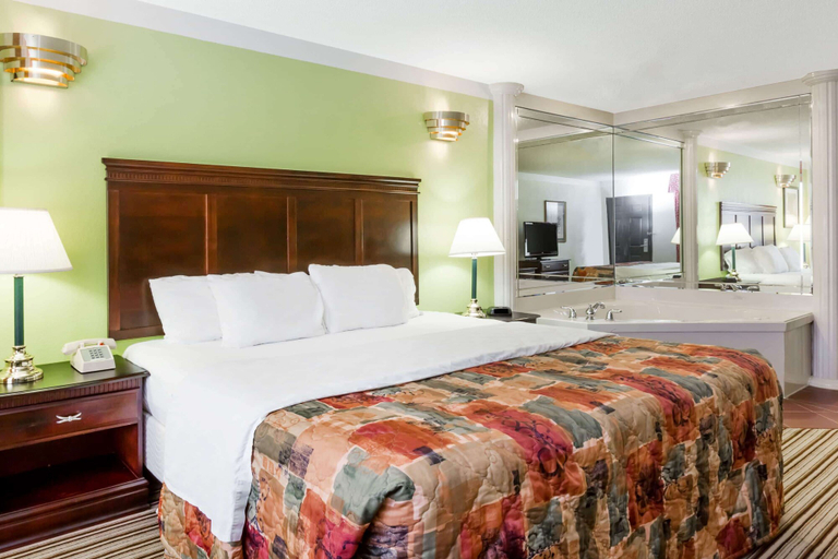 Bedroom 3, Days Inn by Wyndham Oneonta AL, Blount