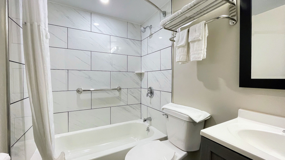 Bathroom 4, Days Inn by Wyndham Columbus IN, Bartholomew