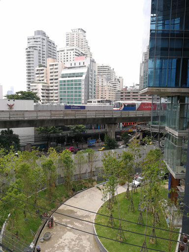 Exterior & Views 27