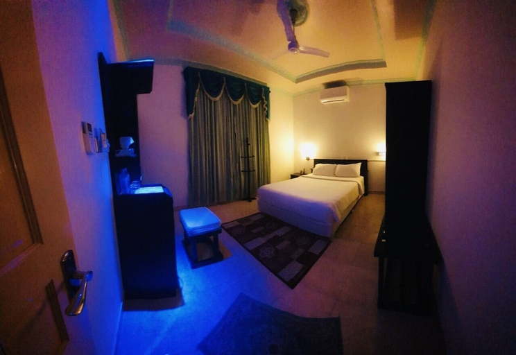 Bedroom 3, Vieni Qua Grand