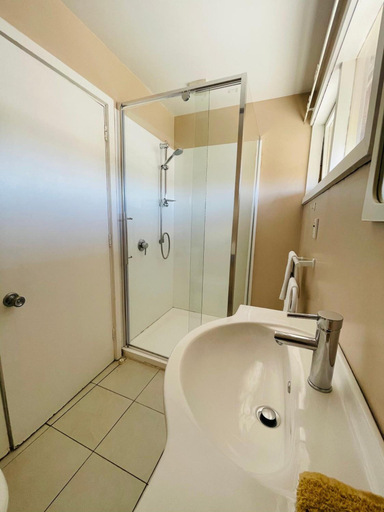 Bathroom 3, Blenheim Road Motor Lodge, Christchurch
