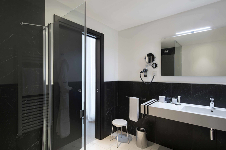 Bathroom 5, J Hotel, Torino