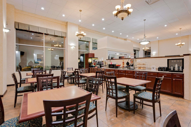 Food & Drinks 5, Ramada by Wyndham Cleveland Airport West, Cuyahoga