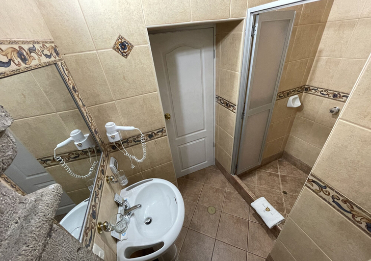 Bathroom 5, Hotel Rojas Inn, Cusco