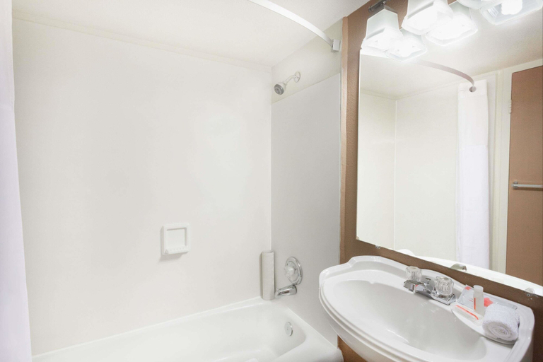 Bathroom 4, Howard Johnson by Wyndham Yuma, Yuma