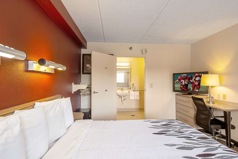 Bedroom 3, Red Roof Inn Canton, Stark