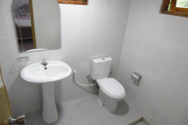 Bathroom 3, Mango House, Devinuwara