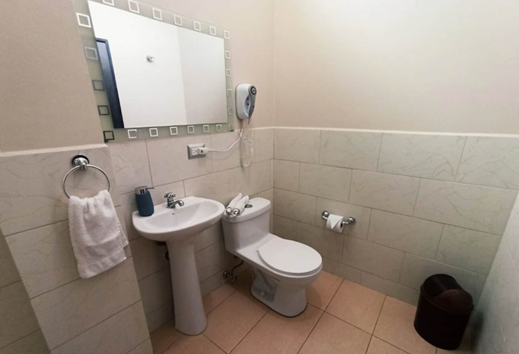 Bathroom 5, Galapagos Dreams, Santa Cruz