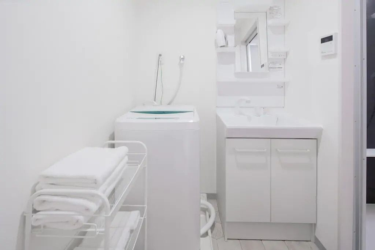 Bathroom 3, Hatch NAGAHORI 401, Osaka