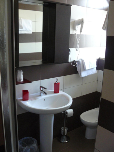 Bathroom 5, Hotel Vittoriano, Torino