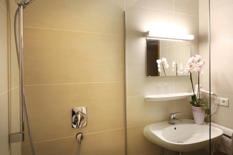 Bathroom 5, Landgasthof Baumgartner, Dingolfing-Landau