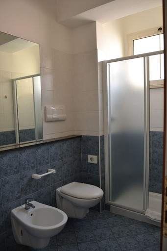 Bathroom 4, Hotel Corona, Rimini