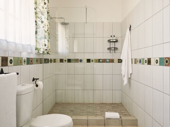 Bathroom 3, Pioneers Lodge, Hwange