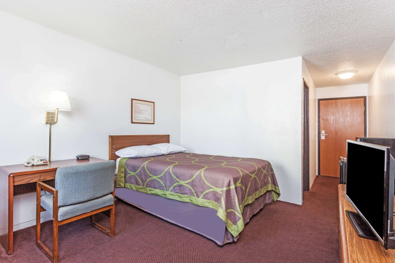 Bedroom 3, Super 8 by Wyndham Winchester VA, Frederick