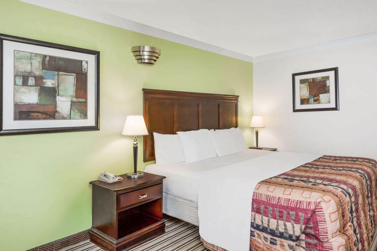 Bedroom 3, Days Inn by Wyndham Oneonta AL, Blount