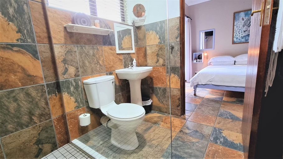 Bathroom 5, Crooked Tree Cottage, eThekwini