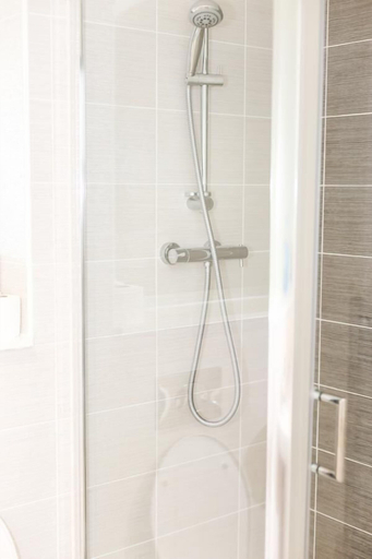 Bathroom 2, Bright 2BR Apartments Quays, Manchester