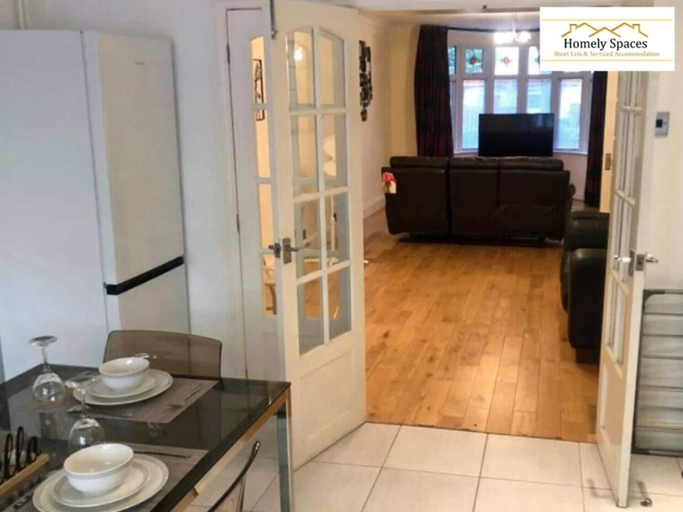 Others 3, Spacious 3BR Home in Bedford for Big Groups, Bedfordshire