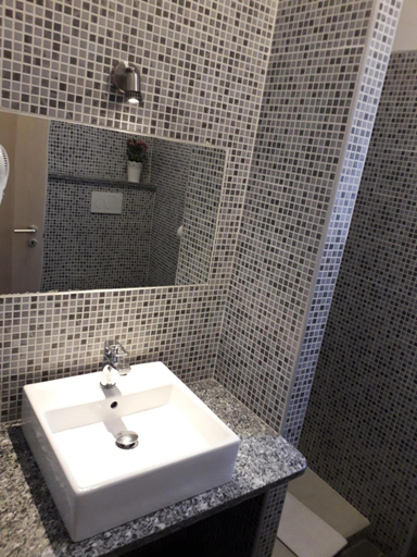 Bathroom 5, Hotel Vittoriano, Torino