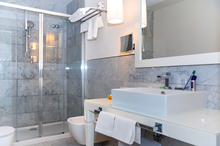 Bathroom 5, Hotel Plaza, Livorno