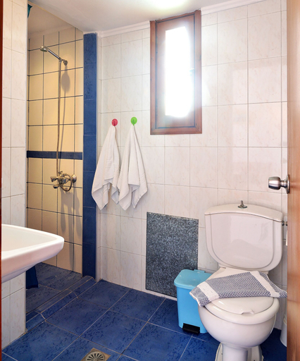 Bathroom 3, San Antonio Apartments, Crete