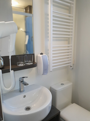 Bathroom 4, Camp Milo moje, Gradac