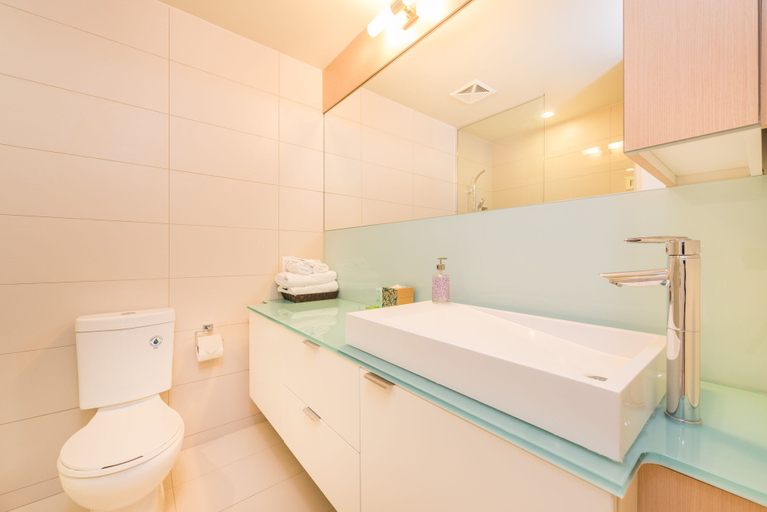 Bathroom 3, Toronto Rooms and Suites, Toronto