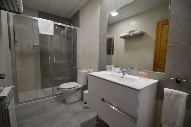 Bathroom 4, Hotel y Apartamentos El Camín, Asturias