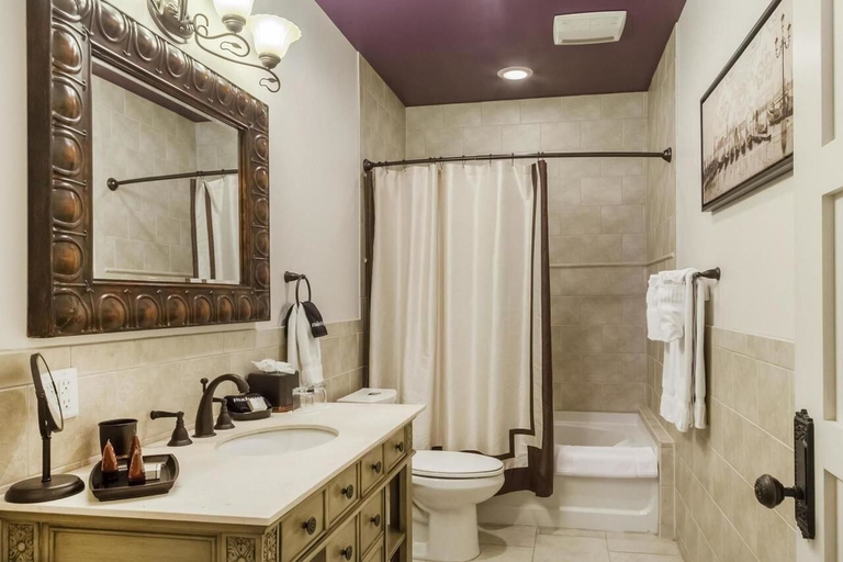 Bathroom 4, Patterson Inn, Denver