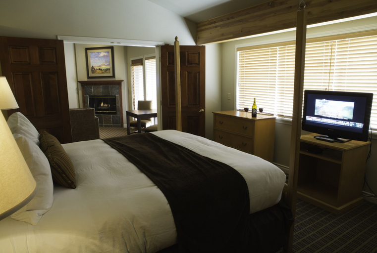 Bedroom 3, Pine Ridge Inn, Deschutes