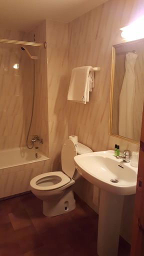 Bathroom 4, Hotel Mesón de L'Ainsa, Huesca