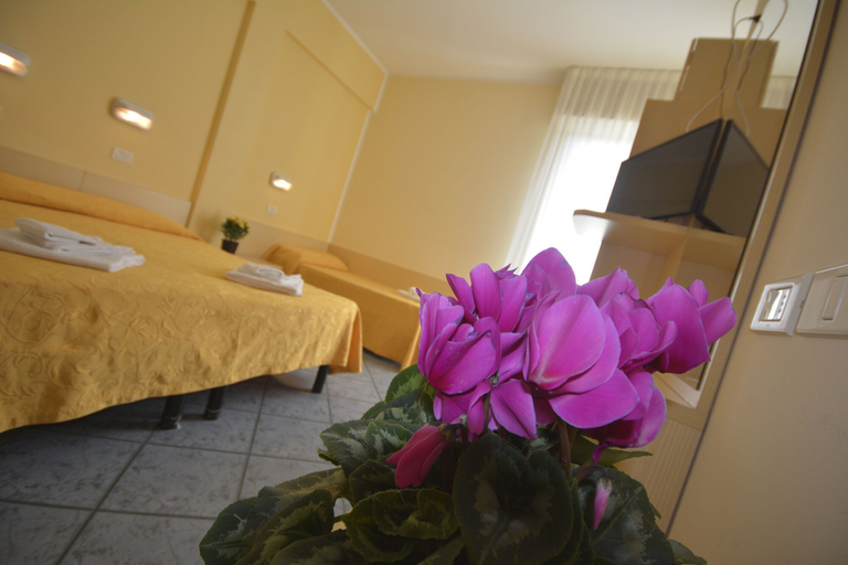 Bedroom 3, Hotel Corona, Rimini