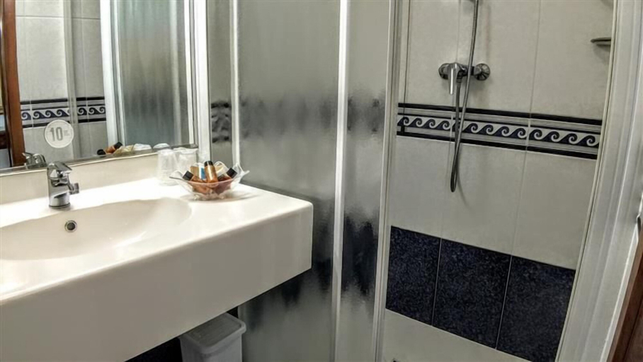 Bathroom 5, Hotel Miramare, Udine