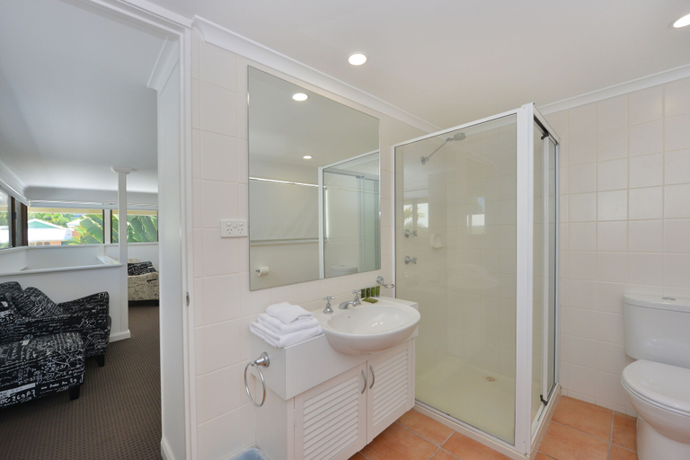 Bathroom 5, Driftwood Mantaray, Douglas