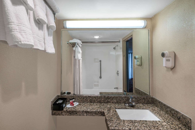Bathroom 5, Days Inn by Wyndham Carlisle North, Cumberland