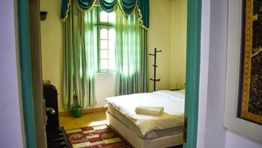 Bedroom 3, Vieni Qua Grand