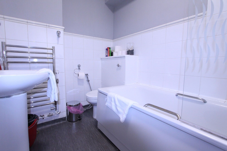 Bathroom 3, Cosy Central Apartments - Oxford Street, London