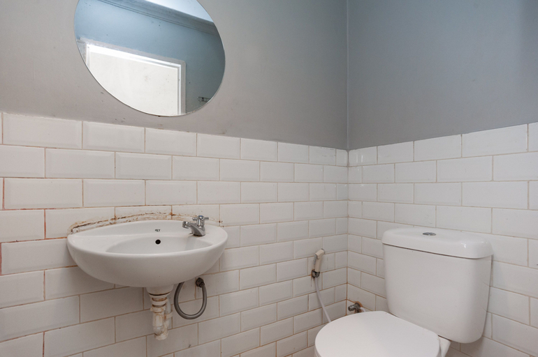 Bathroom 3, RedDoorz Plus @ Kemayoran, Central Jakarta
