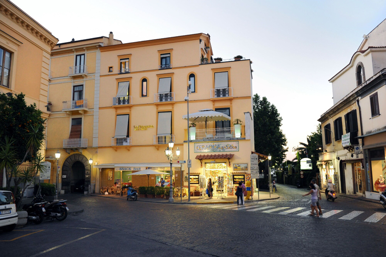 Exterior & Views 2, La Piazzetta Guest House, Napoli