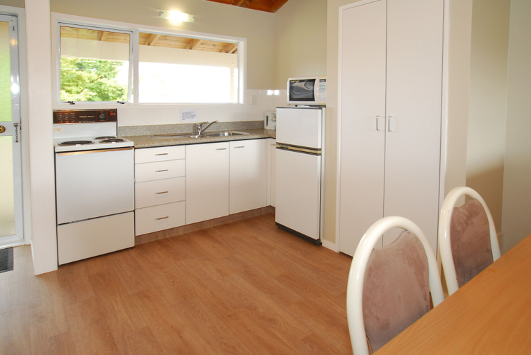 Others 5, Takapuna Motor Lodge, Waitakere