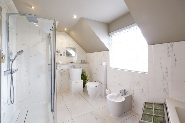Bathroom 4, Cairn Lodge, Perthshire and Kinross