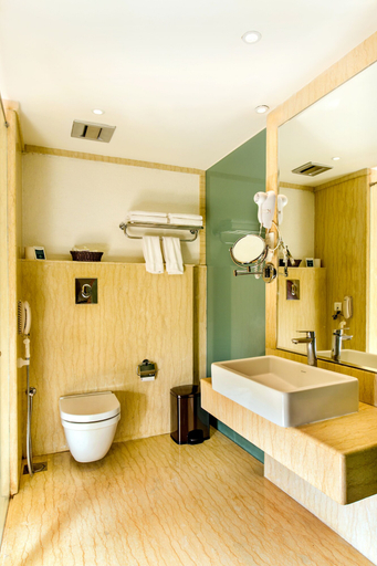 Bathroom 5, Flora Airport Hotel and Convention Centre Kochi, Ernakulam