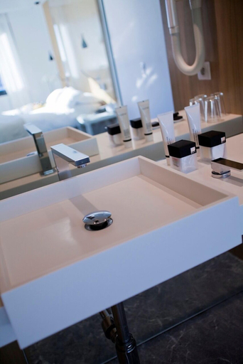 Bathroom 4, Le Versailles, Alpes-Maritimes
