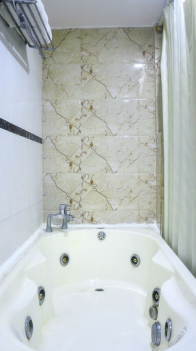 Bathroom 4, Dee Marks Hotel & Resorts, Delhi