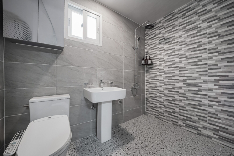 Bathroom 3, Masan Amor Hotel, Masan