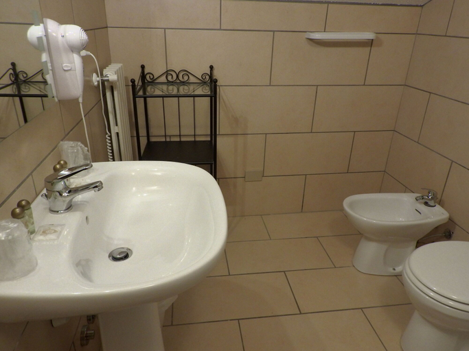 Bathroom 4, Hotel Sciatori, Torino